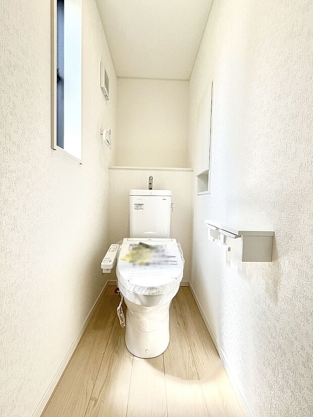～Toilet～　綺麗・スッキリ・快適なウォシュレット付トイレでくつろげる空間です。1、2階共にトイレスペース！採光もあり明るく、快適空間となっております♪毎日使う場所だからこその配慮です！