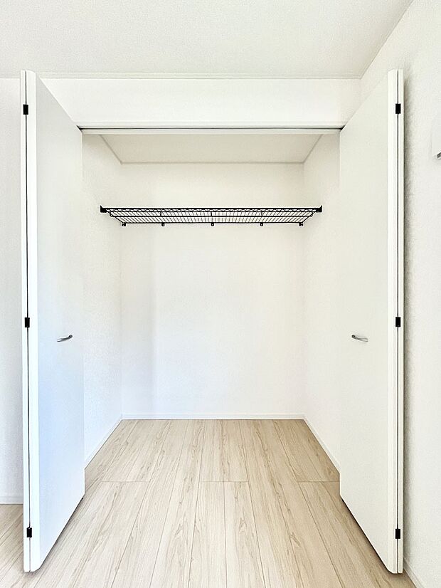 ~Closet~ 壁面クローゼットがあればタンスを置く必要がなく、出っ張りのないスッキリ空間を維持できます。限られたスペースを有効に活用できそう。季節の衣類や趣味の品などたっぷり収納出来ますね♪
