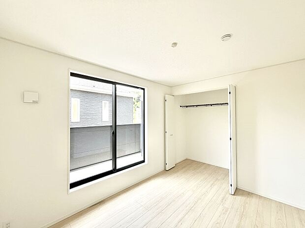 ~Bed Room~ バルコニーからの採光で朝もスッキリ目が覚めそうですね!穏やかな光が差し込む室内には、穏やかな時間が流れます。休日には、落ち着いた空間で自分の趣味を楽しむのはいかがですか。