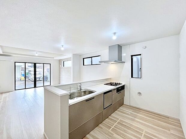 ～Kitchen～　自然光が入る窓のあるキッチン☆毎日使う場所だからこそ、使い勝手を考慮しました。ゆったりとしたキッチンコーナーは質感豊かな仕上がりとなっております。
