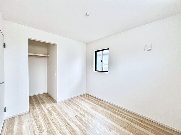 ～Bed Room～  全居室には収納クローゼットを完備！普段使いのお洋服や小物はもちろん、季節物のお洋服などもしっかりと整理整頓おしまい頂けます。  居室空間を広く使用できますね。