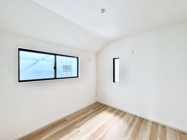 ～Bed Room～　子供部屋はお子様にとって大変重な役割があります。子供一人で過ごす空間を与えることで、宿題や勉強時間も自然と増えまた自ら部屋の片付けや掃除なども促すことに繋がります。