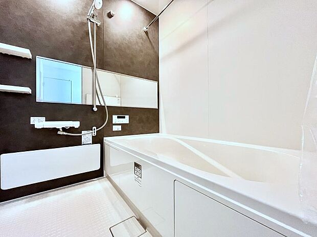 ～Bath Room～　落ち着いた雰囲気の浴室で明日に向けてリフレッシュ。浴室乾燥機能も付いているので隣の洗濯機置き場で洗い上がった洗濯物を、雨の日も天気を気にせず乾燥させることも可能です。