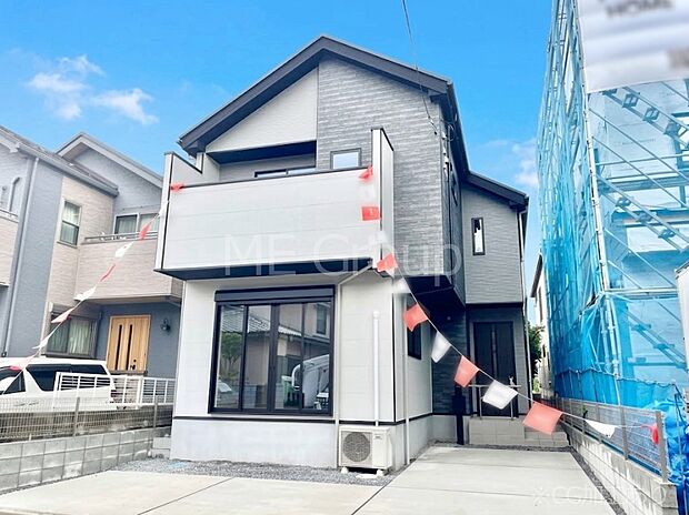 ～Exterior～　堂々たる趣ながら、主張し過ぎずどこか余裕を感じさせるシャープなフォルムで佇む邸宅は、晴天の空と照らし合わせる事で、本来あるべき完成形の姿を見せてくれます。