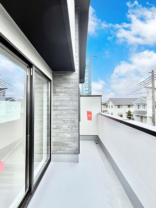 ～Balcony～　大きな空に囲まれた気持ちのいい家。バルコニーを覗くだけで圧倒的な開放感に包まれます。バルコニーは陽がさしこみお布団や洗濯物を気持ちよく干すことができます。