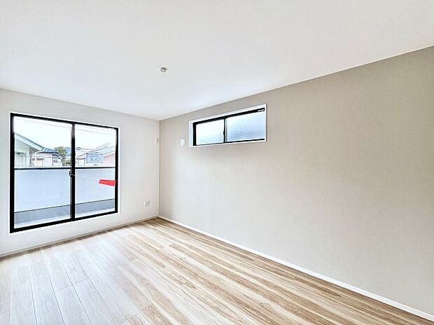 ～Bed Room～　2面採光を確保した明るい室内は、風通しも良く、大変居心地の良い空間となっております。爽やかな風を感じて起きる朝は、快適生活の始まりに！日当たりや通風がとても良い住まい♪