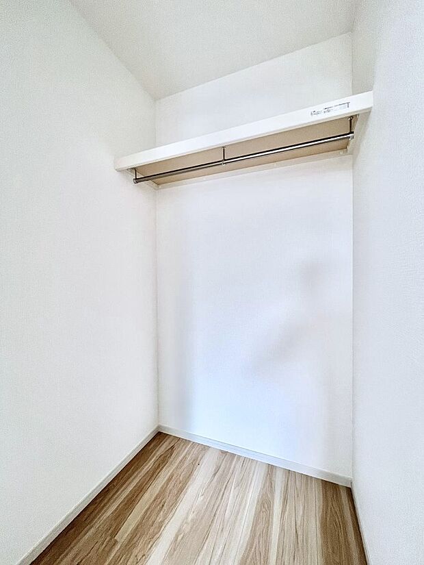 ～Walk-in Closet～　必要なものやコーディネートを一覧して確認でき、身支度や準備が短時間で済むウォークインクローゼットを設置しました。家の中をすっきりとさせる便利な収納スペースです。