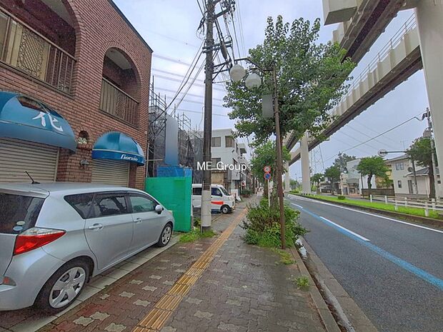 ～Exterior～　前面道路：南西 10.98m 公道　一戸建ての大きなメリットは、自分達の「土地」を「自由に」使える事です。ガーデニングやＤＩＹ，車やバイクの趣味など様々な用途で利用できます。