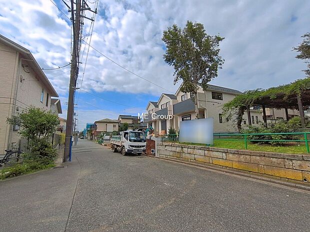 ~Exterior~ 前面道路:南東 6.3m 公道 前面道路は閑静な住宅地をはしる車通りの少ない道路。駐車の出し入れもらくらくです!ご不明点・現地見学のご希望は、お気軽にお問い合わせください!