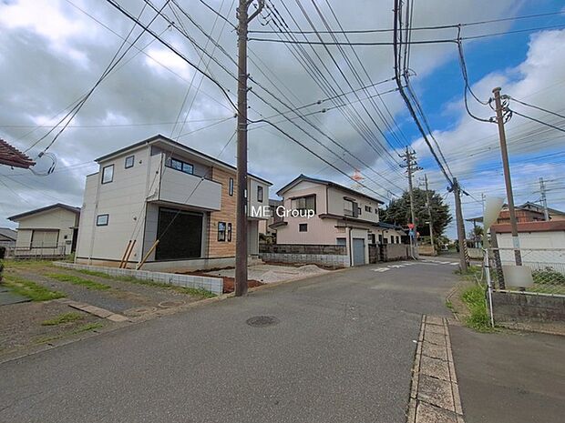 ~Exterior~ 前面道路:北 6.42m 公道 前面道路は閑静な住宅地をはしる車通りの少ない道路。駐車の出し入れもらくらくです!ご不明点・現地見学のご希望は、お気軽にお問い合わせください!