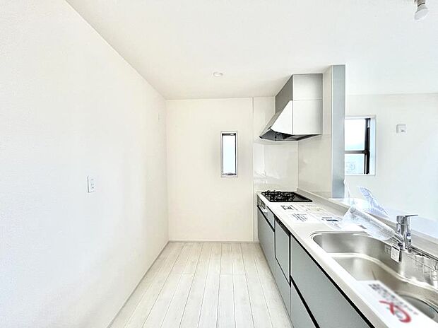 ~Kitchen~ 自然光が入る窓のあるキッチン☆毎日使う場所だからこそ、使い勝手を考慮しました。ゆったりとしたキッチンコーナーは質感豊かな仕上がりとなっております。
