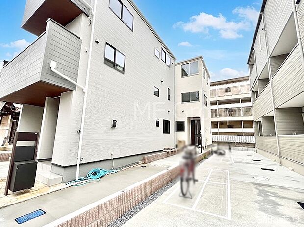 ~Exterior~ 堂々たる趣ながら、主張し過ぎずどこか余裕を感じさせるシャープなフォルムで佇む邸宅は、晴天の空と照らし合わせる事で、本来あるべき完成形の姿を見せてくれます。