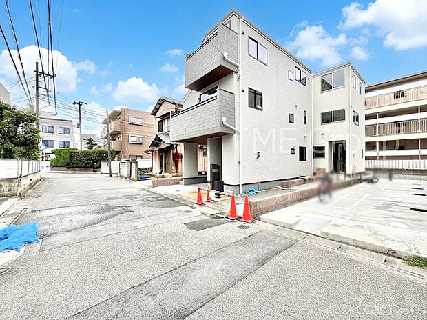 ~Exterior~ 前面道路は閑静な住宅地をはしる車通りの少ない道路。駐車の出し入れもらくらくです!ご不明点・現地見学のご希望は、お気軽にお問い合わせください!