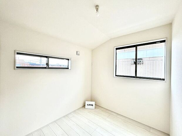 ~Bed Room~ 2面採光を確保した明るい室内は、風通しも良く、大変居心地の良い空間となっております。爽やかな風を感じて起きる朝は、快適生活の始まりに!日当たりや通風がとても良い住まい♪