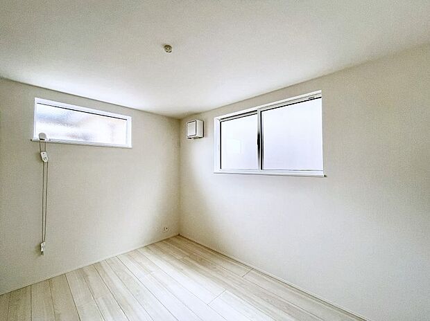 ~Bed Room~ 木の温もりがやさしいフローリングは安らぎをもたらすプライベート空間。明るめのフローリングですので、壁紙ともマッチし、お部屋を更に広く見せてくれる効果も。