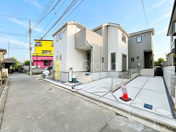 ～Exterior～　前面道路は閑静な住宅地をはしる車通りの少ない道路。駐車の出し入れもらくらくです！ご不明点・現地見学のご希望は、お気軽にお問い合わせください！