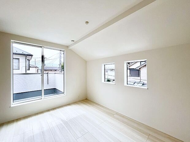 ~Bed Room~ 2面採光を確保した明るい室内は、風通しも良く、大変居心地の良い空間となっております。爽やかな風を感じて起きる朝は、快適生活の始まりに!日当たりや通風がとても良い住まい♪