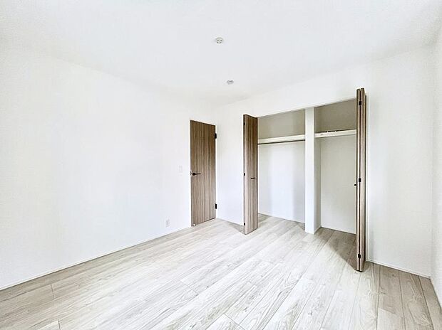 ～Bed Room～  全居室には収納クローゼットを完備！普段使いのお洋服や小物はもちろん、季節物のお洋服などもしっかりと整理整頓おしまい頂けます。  居室空間を広く使用できますね。
