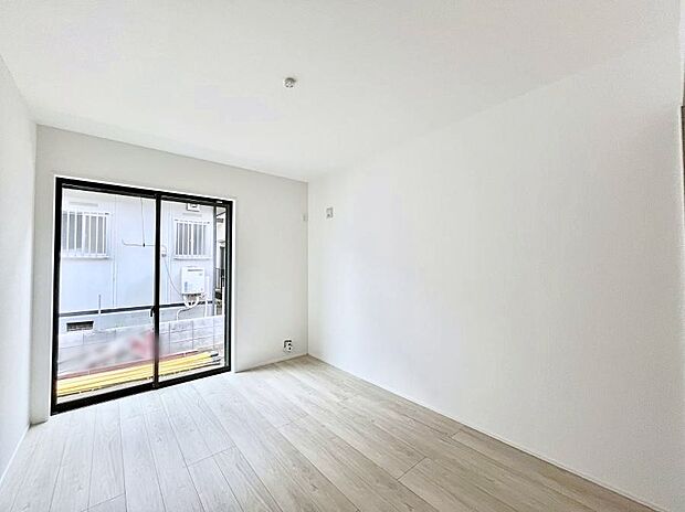 ～Bed Room～　木の温もりがやさしいフローリングは安らぎをもたらすプライベート空間。明るめのフローリングですので、壁紙ともマッチし、お部屋を更に広く見せてくれる効果も。