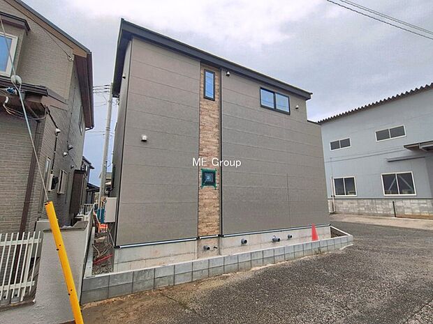 ~Exterior~ 一戸建ての大きなメリットは、自分達の「土地」を「自由に」使える事です。ガーデニングやDIY,車やバイクの趣味など様々な用途で利用できます。