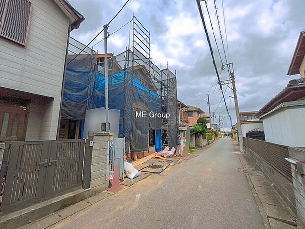 ~Exterior~ 前面道路: 南東 4.2m 私道 前面道路は閑静な住宅地をはしる車通りの少ない道路。駐車の出し入れもらくらくです!ご不明点・現地見学のご希望は、お気軽にお問い合わせください!