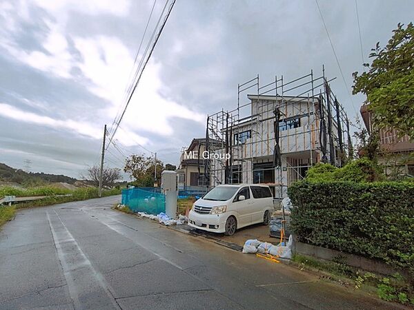 ～Exterior～　前面道路：南東 6.01m 公道　前面道路は閑静な住宅地をはしる車通りの少ない道路。駐車の出し入れもらくらくです！ご不明点・現地見学のご希望は、お気軽にお問い合わせください！