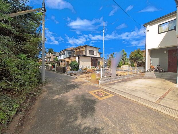 ~Exterior~ 前面道路:南 4.5m 公道 前面道路は閑静な住宅地をはしる車通りの少ない道路。駐車の出し入れもらくらくです!ご不明点・現地見学のご希望は、お気軽にお問い合わせください!