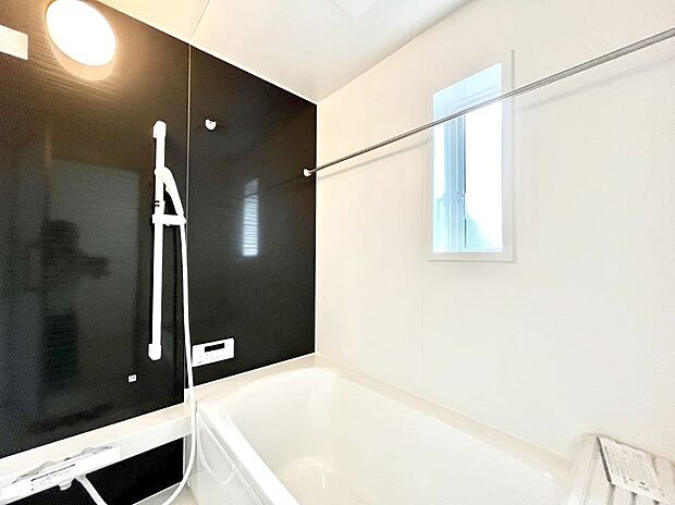 ◆1号棟◆~Bath Room~ 窓付きのバスルームは、採光もあり明るく気持ちの良い空間です。窓があることで、換気環境も良好。ゆったり寛げるバスルームで、毎日のバスタイムが楽しみになりそうです。