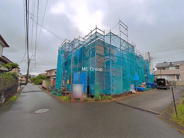 ～Exterior～　前面道路：南 4m 公道、東 4m 公道　低層の一戸建てを中心とした街並みが整然と続き、周辺は高い建物が建っていないので、緑の多い閑静な趣を感じる環境です。