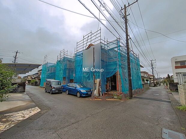 ~Exterior~ 前面道路:東 4m 公道 前面道路は閑静な住宅地をはしる車通りの少ない道路。駐車の出し入れもらくらくです!ご不明点・現地見学のご希望は、お気軽にお問い合わせください!