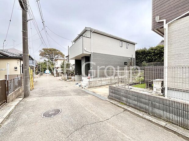 ~Exterior~ 前面道路は閑静な住宅地をはしる車通りの少ない道路。駐車の出し入れもらくらくです!ご不明点・現地見学のご希望は、お気軽にお問い合わせください!