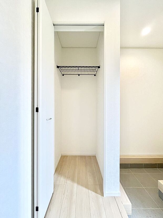 玄関ホール収納です。掃除道具やお出かけ用グッズの収納に便利です。