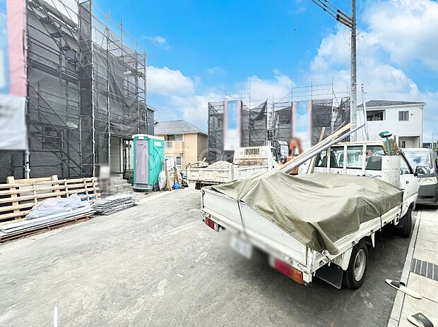 ~Exterior~ 前面道路は閑静な住宅地をはしる車通りの少ない道路。駐車の出し入れもらくらくです!ご不明点・現地見学のご希望は、お気軽にお問い合わせください!