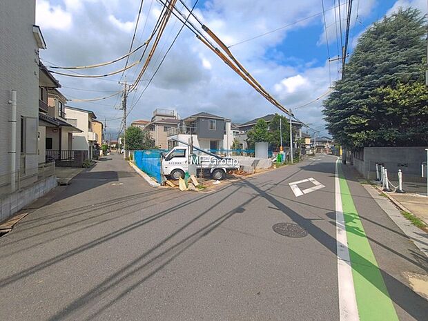 ~Exterior~ 前面道路は閑静な住宅地をはしる車通りの少ない道路。駐車の出し入れもらくらくです!ご不明点・現地見学のご希望は、お気軽にお問い合わせください!