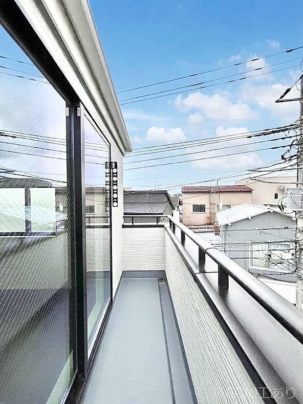 暖かな陽光が降り注ぐバルコニーはお洗濯におすすめ。爽やかな風も心地よいです。