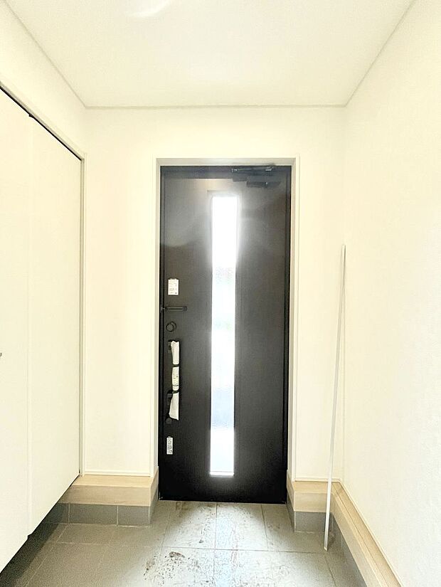 ~Entrance~ 家の中でお客様を迎える最初の場所である玄関は、家の印象そのものです!豊富な玄関収納で、常に綺麗に保つことが出来ます♪玄関にはたっぷり収納の下駄箱を完備!