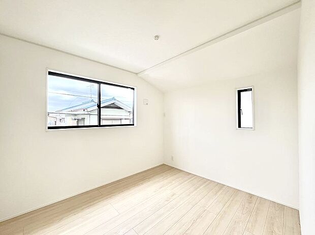 ~Bed Room~ 子供部屋はお子様にとって大変重な役割があります。子供一人で過ごす空間を与えることで、宿題や勉強時間も自然と増えまた自ら部屋の片付けや掃除なども促すことに繋がります。