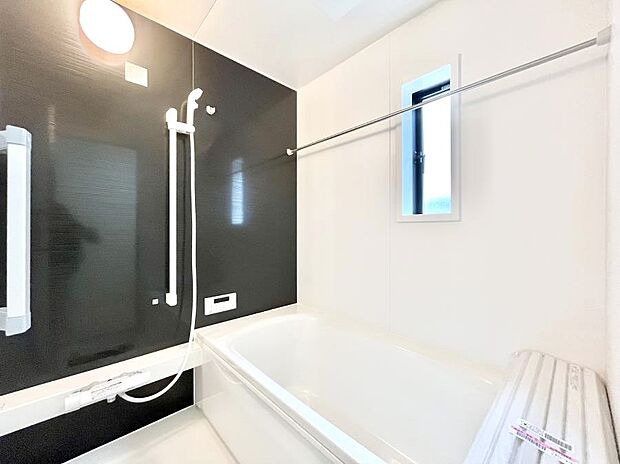 ~Bath Room~ 落ち着いた雰囲気の浴室で明日に向けてリフレッシュ。浴室乾燥機能も付いているので隣の洗濯機置き場で洗い上がった洗濯物を、雨の日も天気を気にせず乾燥させることも可能です。