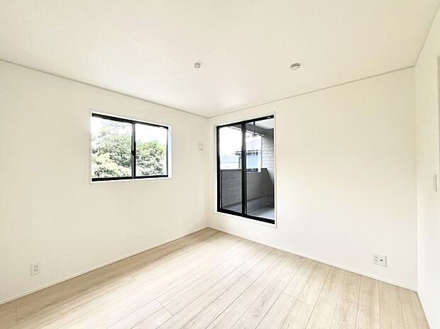 ~Bed Room~ 2面採光を確保した明るい室内は、風通しも良く、大変居心地の良い空間となっております。爽やかな風を感じて起きる朝は、快適生活の始まりに!日当たりや通風がとても良い住まい♪