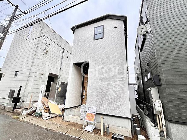 ~Exterior~ 堂々たる趣ながら、主張し過ぎずどこか余裕を感じさせるシャープなフォルムで佇む邸宅は、晴天の空と照らし合わせる事で、本来あるべき完成形の姿を見せてくれます。