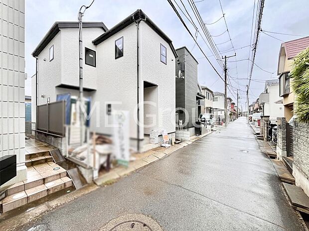 ~Exterior~ 前面道路は閑静な住宅地をはしる車通りの少ない道路。駐車の出し入れもらくらくです!ご不明点・現地見学のご希望は、お気軽にお問い合わせください!