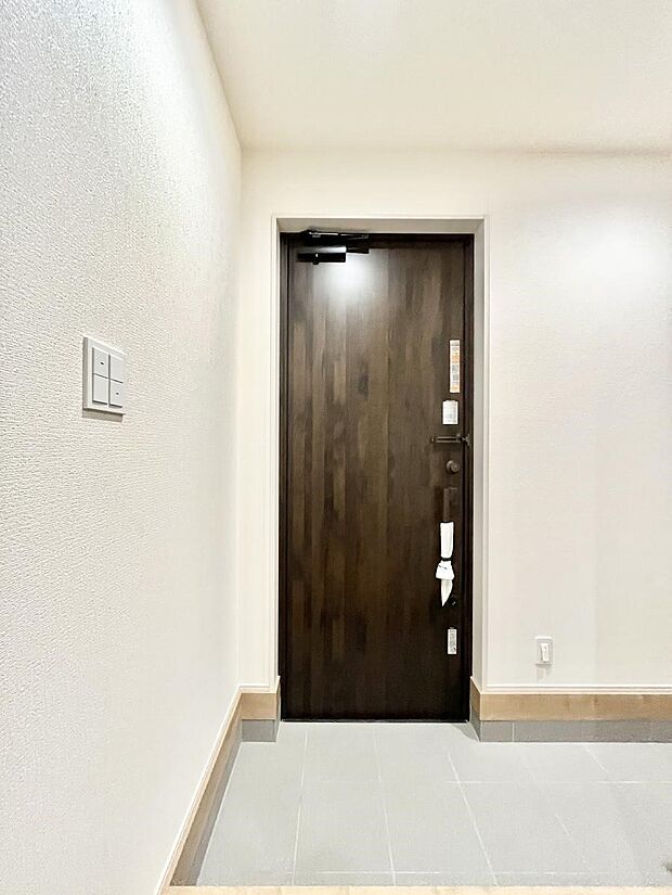 ~Entrance~ 玄関は家の顔といわれますが我が家のセンスをさりげなく感じさせる魅力ある玄関造りも楽しみの一つ。帰宅する度に家族がほっとできる心地よい空間造りも大切ですね♪