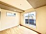 室内：～Bed Room～　2面採光を確保した明るい室内は、風通しも良く、大変居心地の良い空間となっております。爽やかな風を感じて起きる朝は、快適生活の始まりに！日当たりや通風がとても良い住まい♪