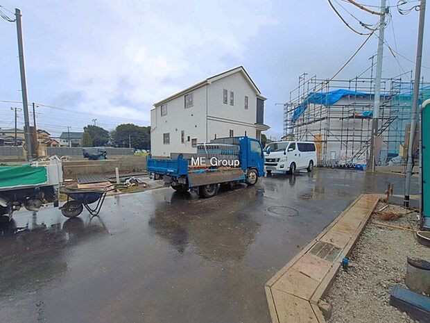 ~Exterior~ 前面道路:北西 6m 私道 前面道路は閑静な住宅地をはしる車通りの少ない道路。駐車の出し入れもらくらくです!ご不明点・現地見学のご希望は、お気軽にお問い合わせください!