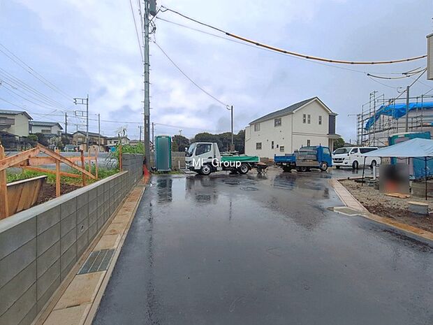 ~Exterior~ 前面道路:北西 6m 私道 前面道路は閑静な住宅地をはしる車通りの少ない道路。駐車の出し入れもらくらくです!ご不明点・現地見学のご希望は、お気軽にお問い合わせください!