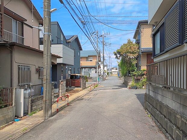 ~Exterior~ 前面道路:東 5.1m 公道 前面道路は閑静な住宅地をはしる車通りの少ない道路。駐車の出し入れもらくらくです!ご不明点・現地見学のご希望は、お気軽にお問い合わせください!