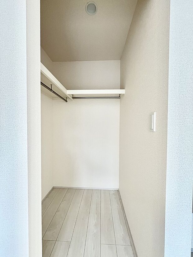 ウォークインクローゼット付きで生活空間を広く利用できます。