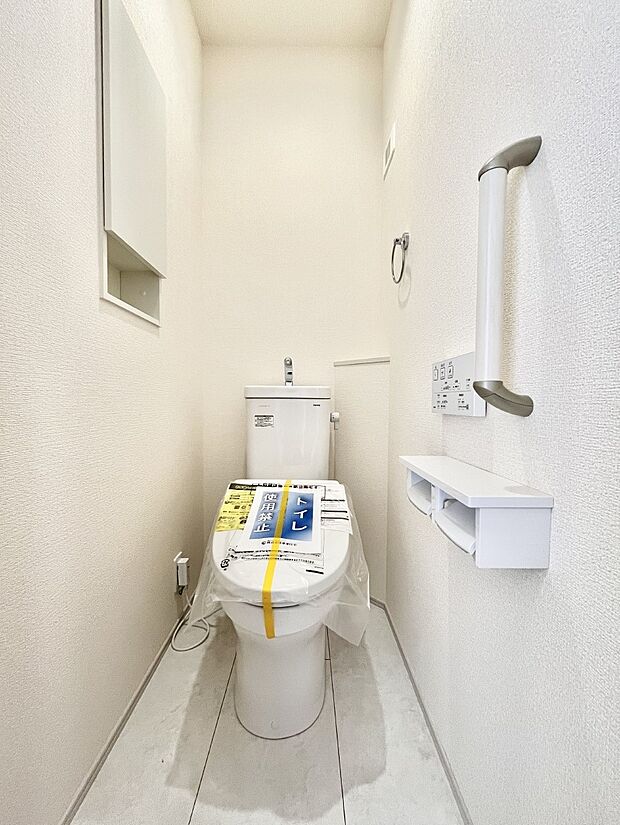 明るく清潔感のあるトイレです。