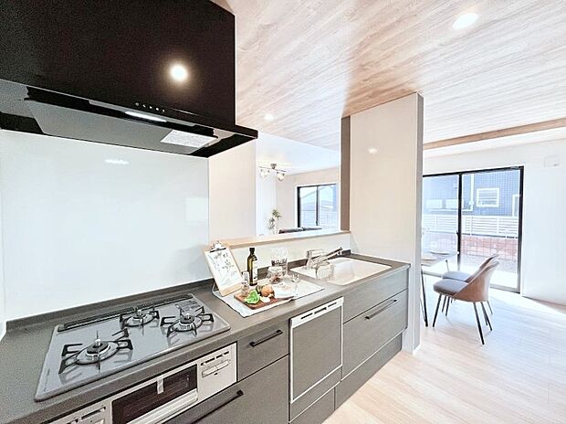 ～Kitchen～　会話が弾むリビング、料理が愉しくなるキッチン。家は、ただ生活する場ではなく、暮らしを愉しく、快適にする場所。笑顔の毎日、安らぎの日々のために、最新の設備・仕様を採用。