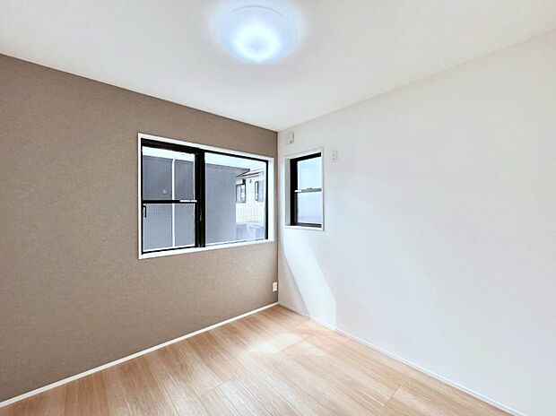 ～Bed Room～　2面採光を確保した明るい室内は、風通しも良く、大変居心地の良い空間となっております。爽やかな風を感じて起きる朝は、快適生活の始まりに！日当たりや通風がとても良い住まい♪